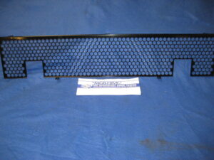 (44) MGB BHH1753 RUBBER BUMPER GRILL 1975-1980