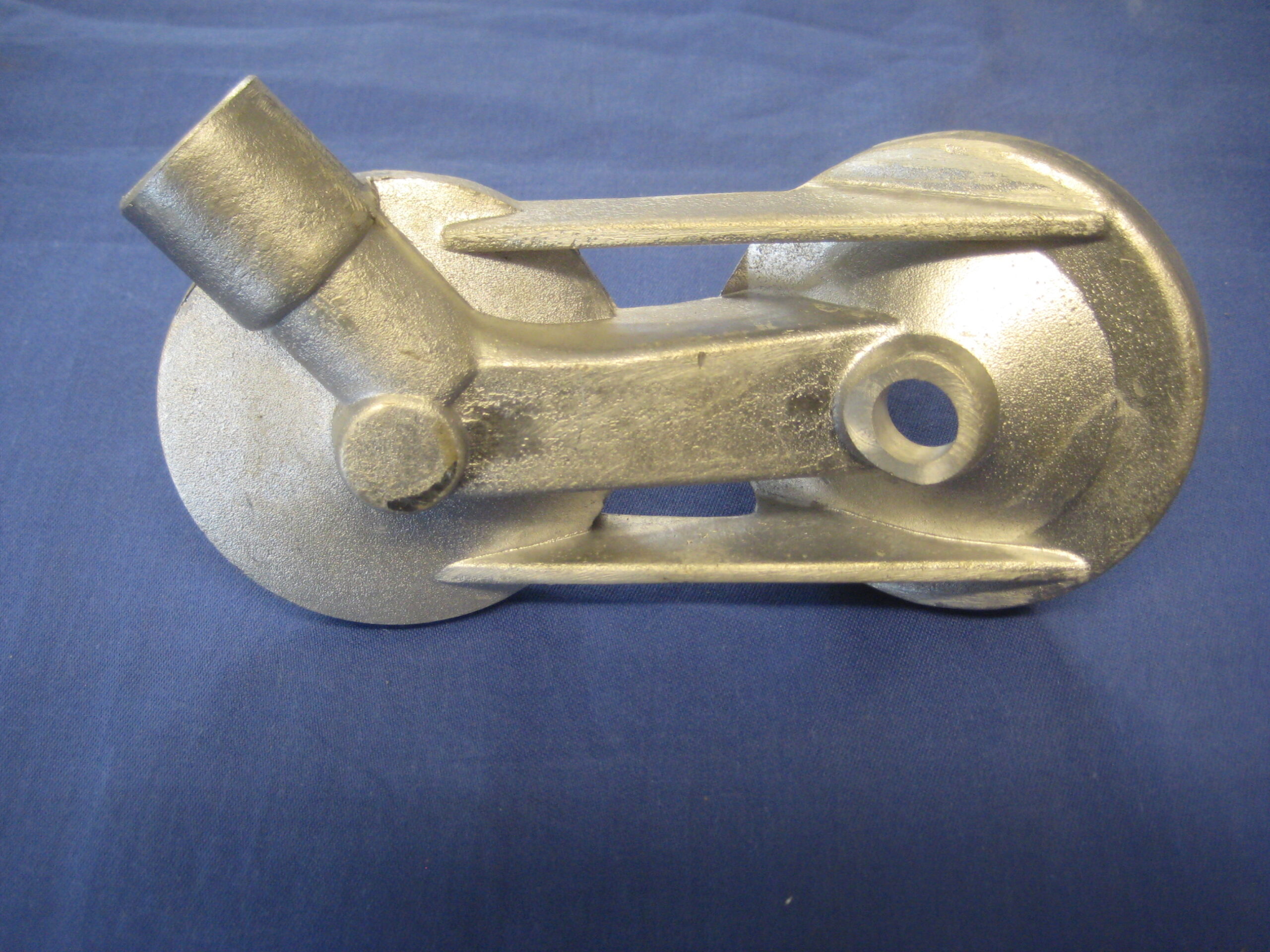 12H3273 MGB OIL FILTER HOUSING - Image 2