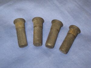 BTB187 MGB FRONT WHEEL STUD