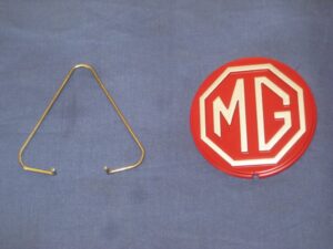 BHH2687 MGB LE RED & SILVER WHEEL BADGE AND CLIP