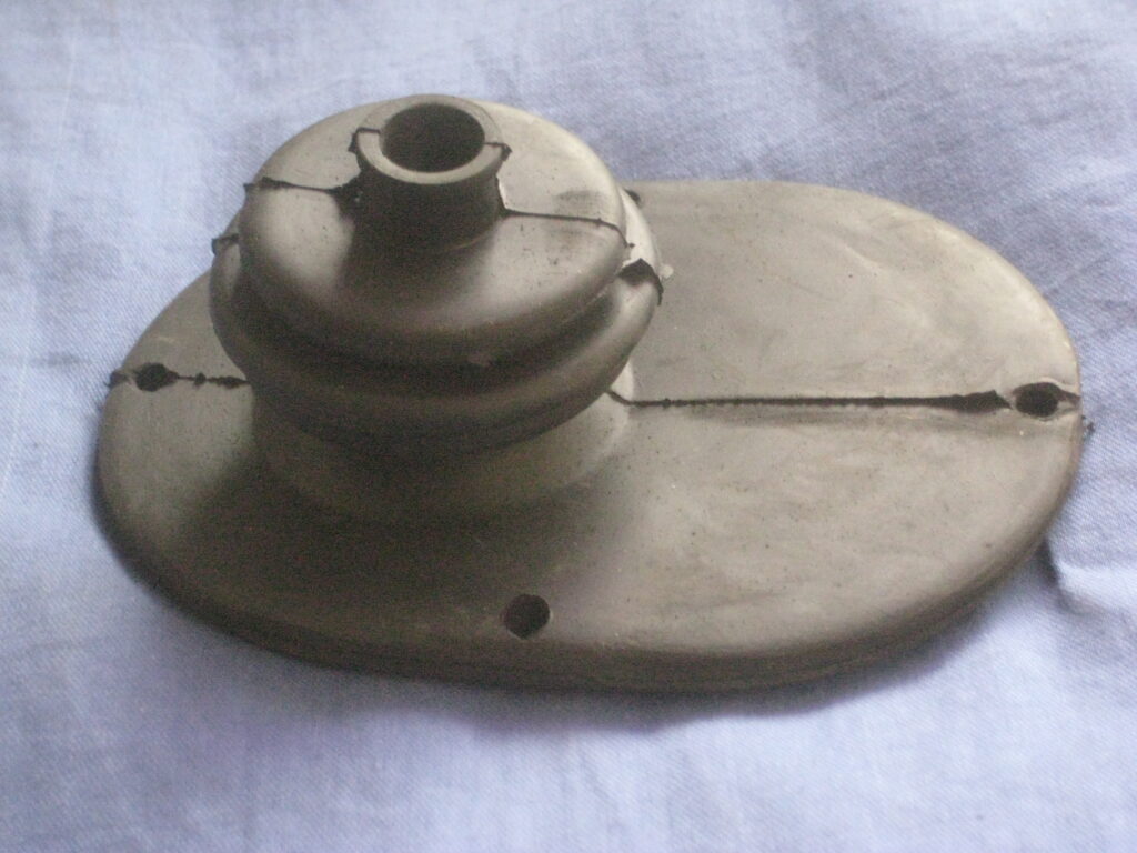 (16) MGB GEARLEVER RUBBER GAITOR 3 SYNCRO AHH7170