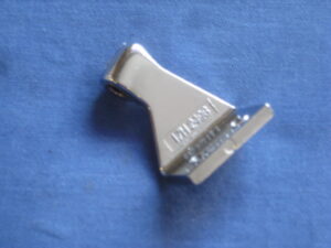 17H2498/9 MGB ROADSTER 1/4 LIGHT LOWER PIVOT HINGE FEMALE