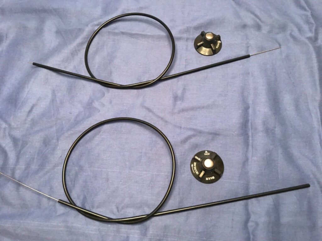 BHA5407K PAIR OF MGB HEATER KNOBS AND CABLES 1962-1974