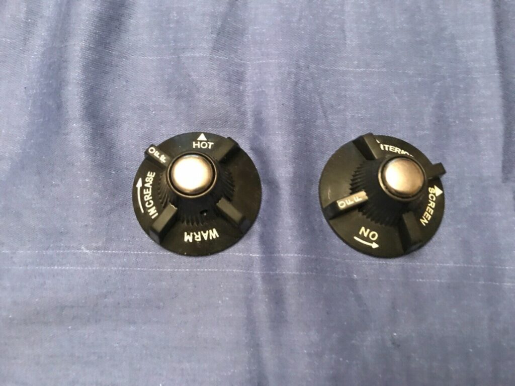 BHA5407K PAIR OF MGB HEATER KNOBS AND CABLES 1962-1974 - Image 2