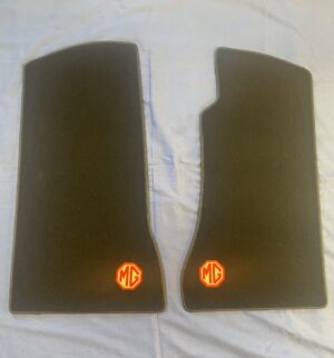 CK170A PAIR MGB 3 SYNCRO BLACK FOOTWELL CARPETS OVERMATS WITH MG EMBROIDERED LOGO