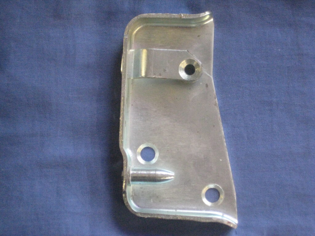CZA3311 MGB & MIDGET B POST STRIKER PLATE LEFT HAND
